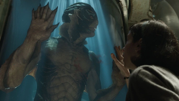 Doug Jones e Sally Hawkins em A forma da água (2017)