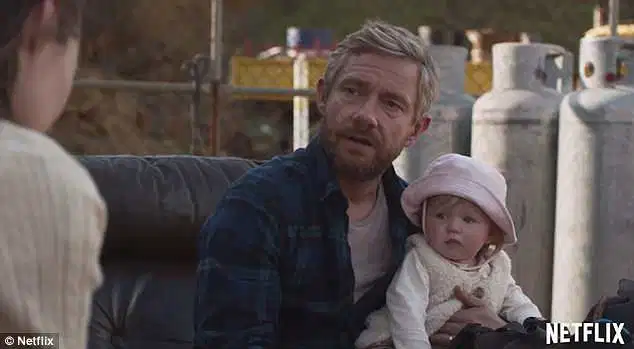 Martin Freeman in Cargo (2017) com bebe rosie